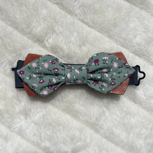 Nœud papillon vert à motif fleuri