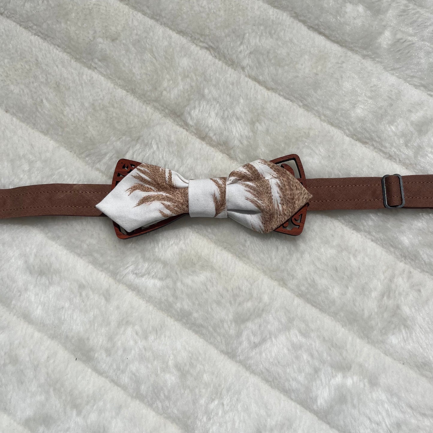 Nœud papillon blanc à motif blé