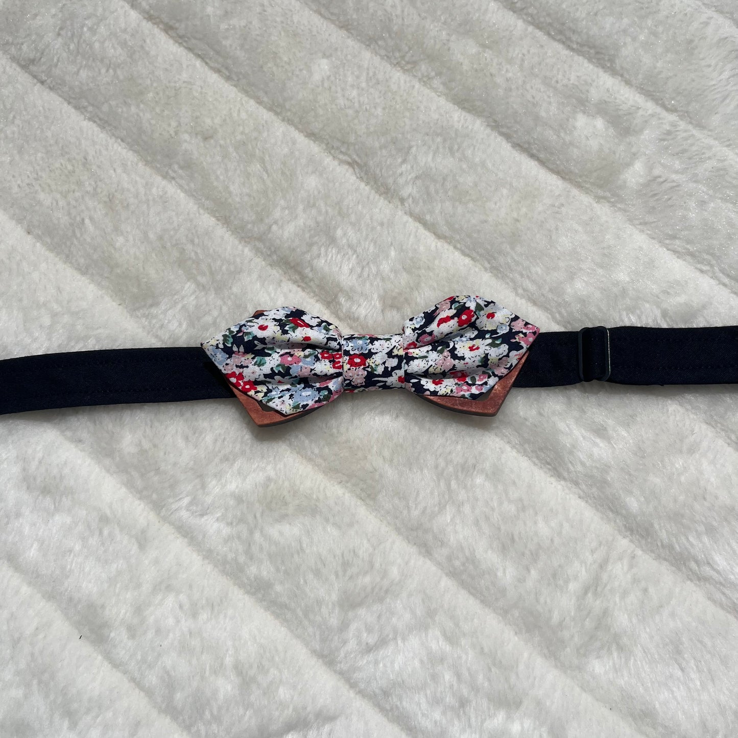 Nœud papillon en bois et tissu fleuri