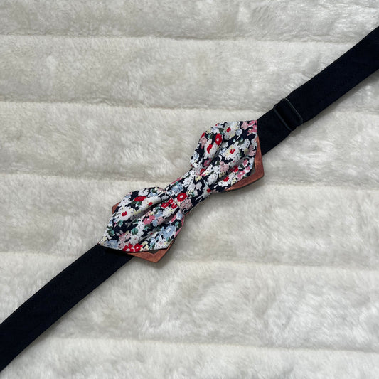 Nœud papillon en bois et tissu fleuri
