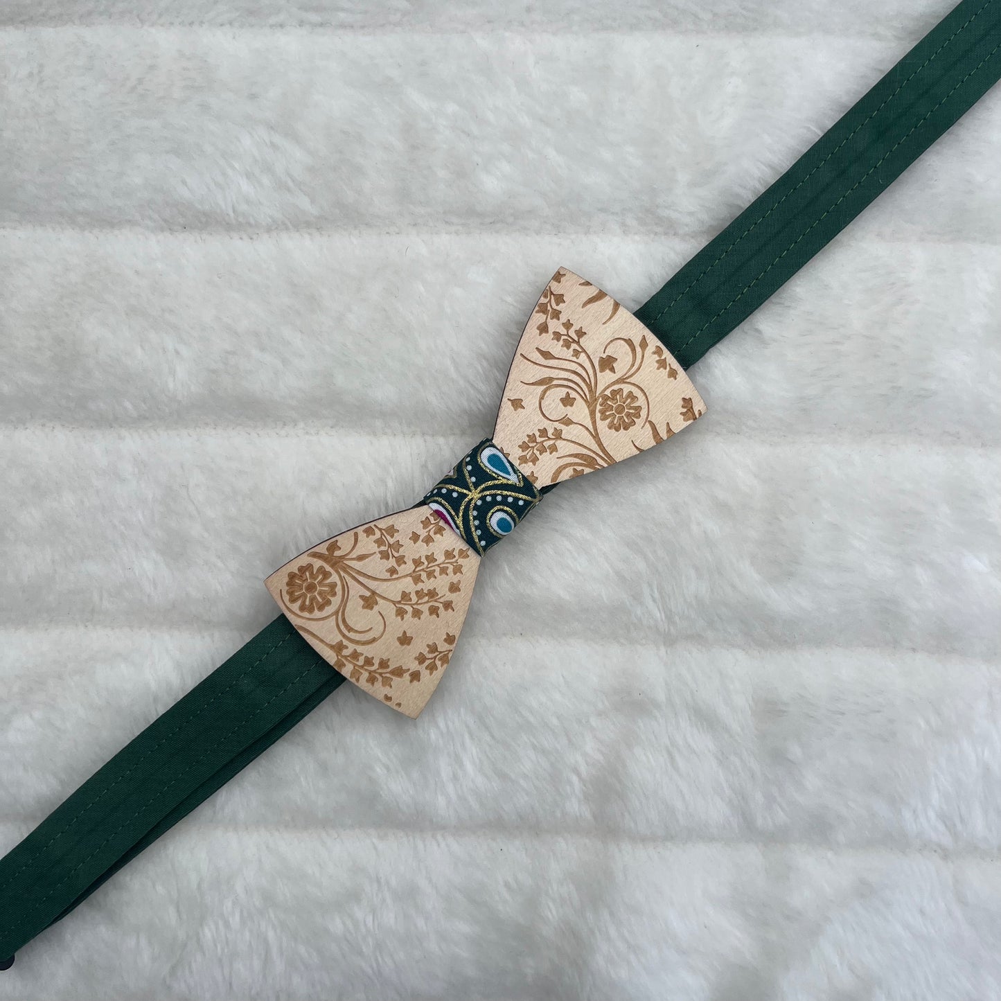 Nœud papillon en bois gravé et tissu vert
