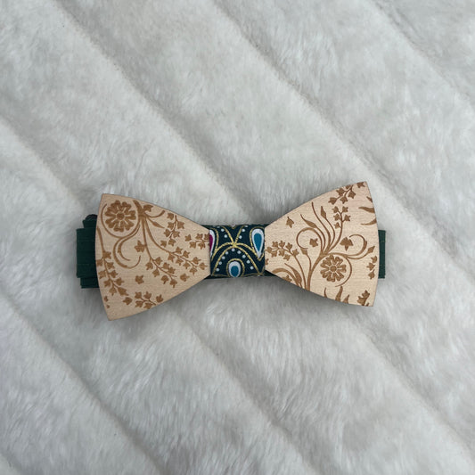 Nœud papillon en bois gravé et tissu vert