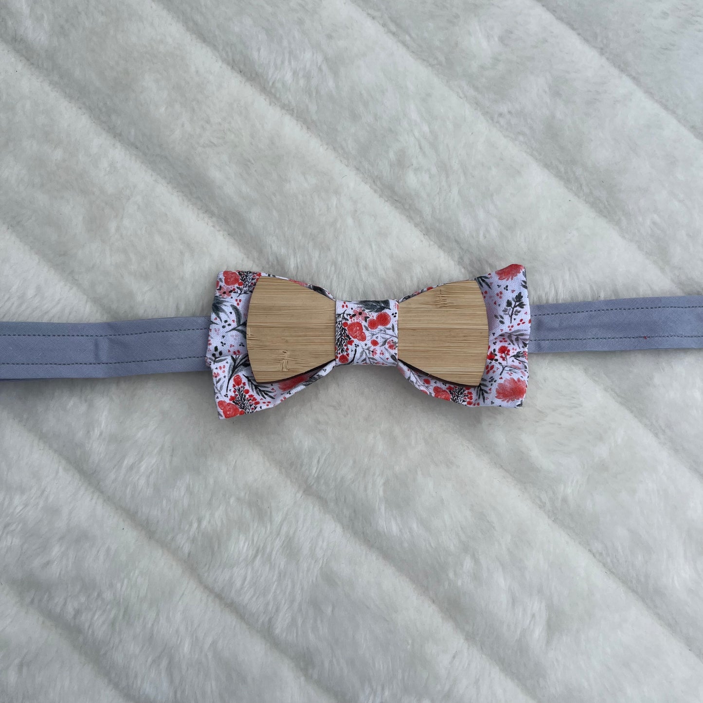 Nœud papillon en bois et tissu fleuri