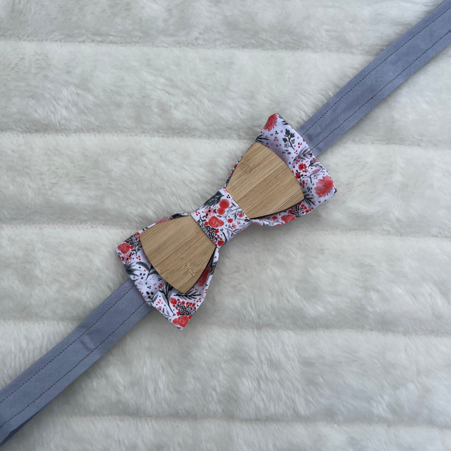 Nœud papillon en bois et tissu fleuri