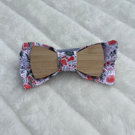 Nœud papillon en bois et tissu fleuri