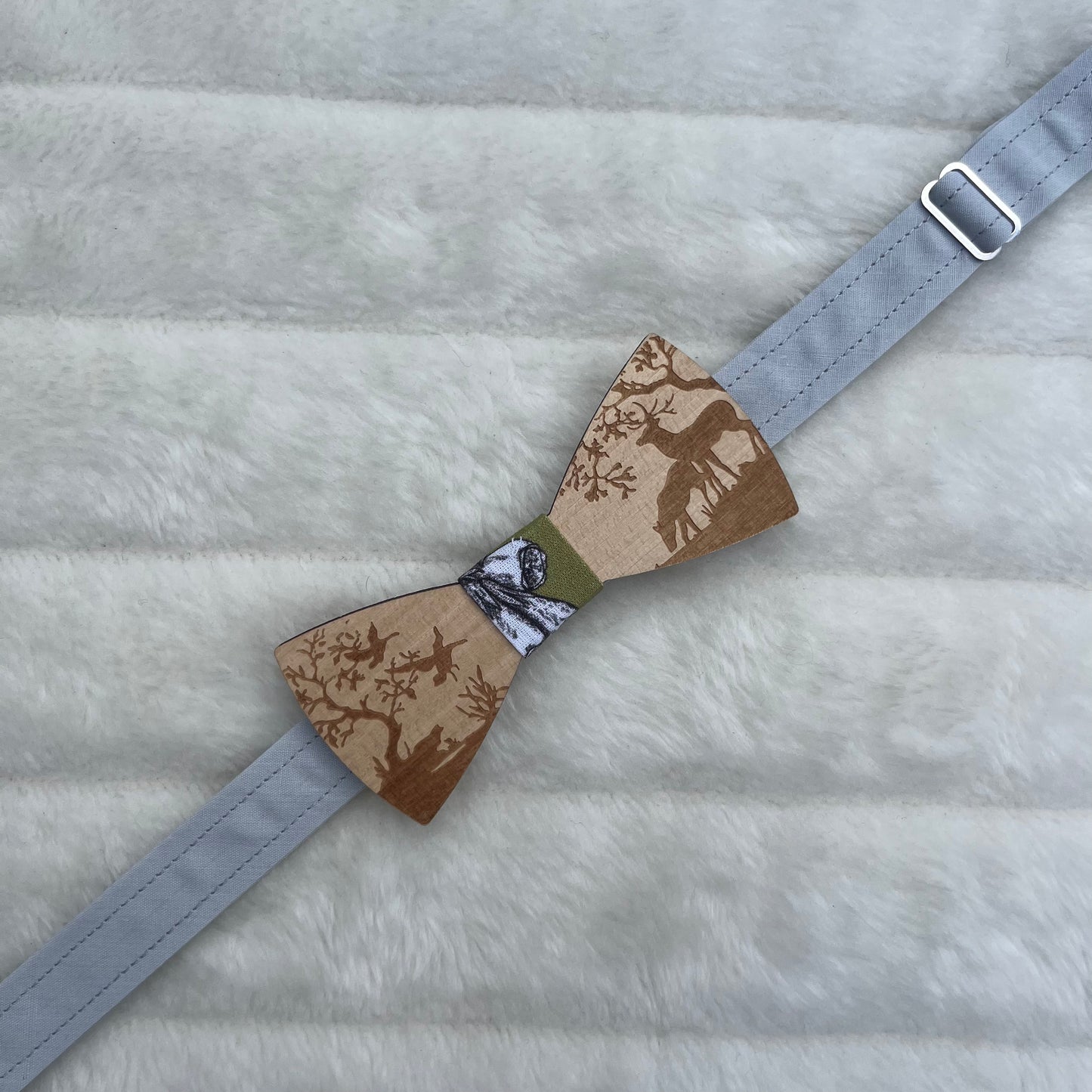 Nœud papillon en bois à motif cerf et forêt
