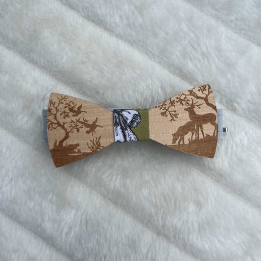 Nœud papillon en bois à motif cerf et forêt