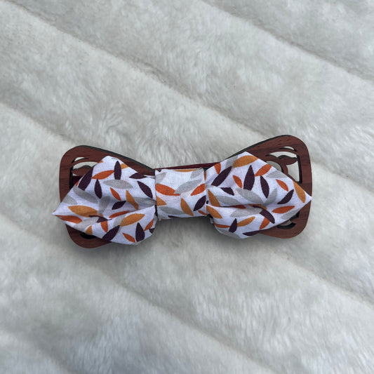 Nœud papillon blanc à motif automnal