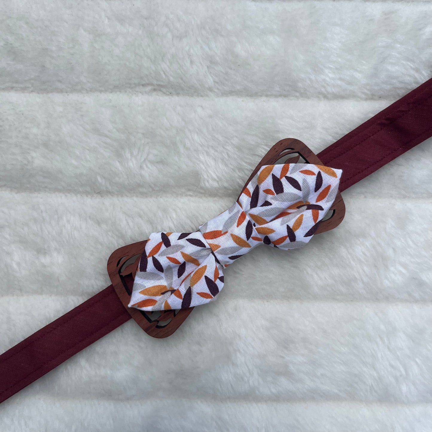 Nœud papillon blanc à motif automnal