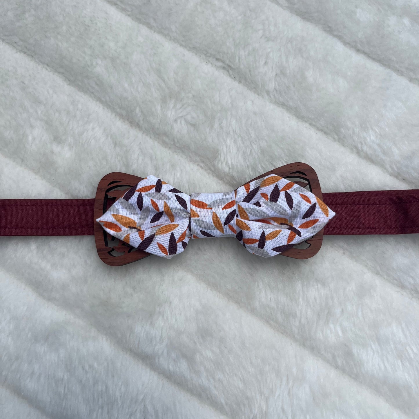 Nœud papillon blanc à motif automnal