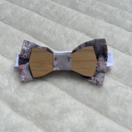 Nœud papillon en bois avec tissu fleuri