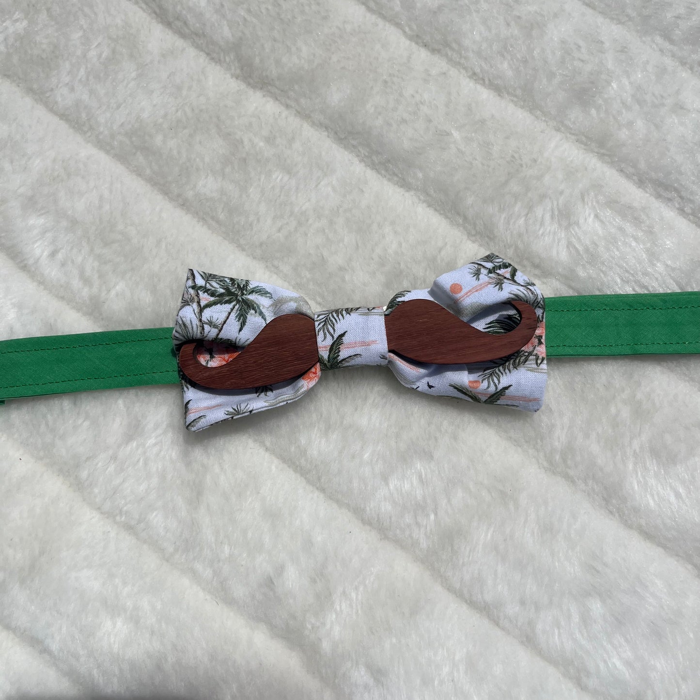Nœud papillon blanc et bois à motif tropical