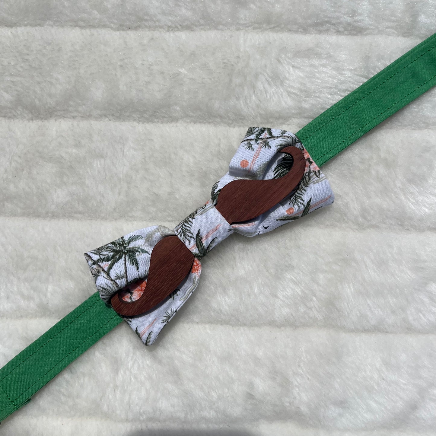 Nœud papillon blanc et bois à motif tropical