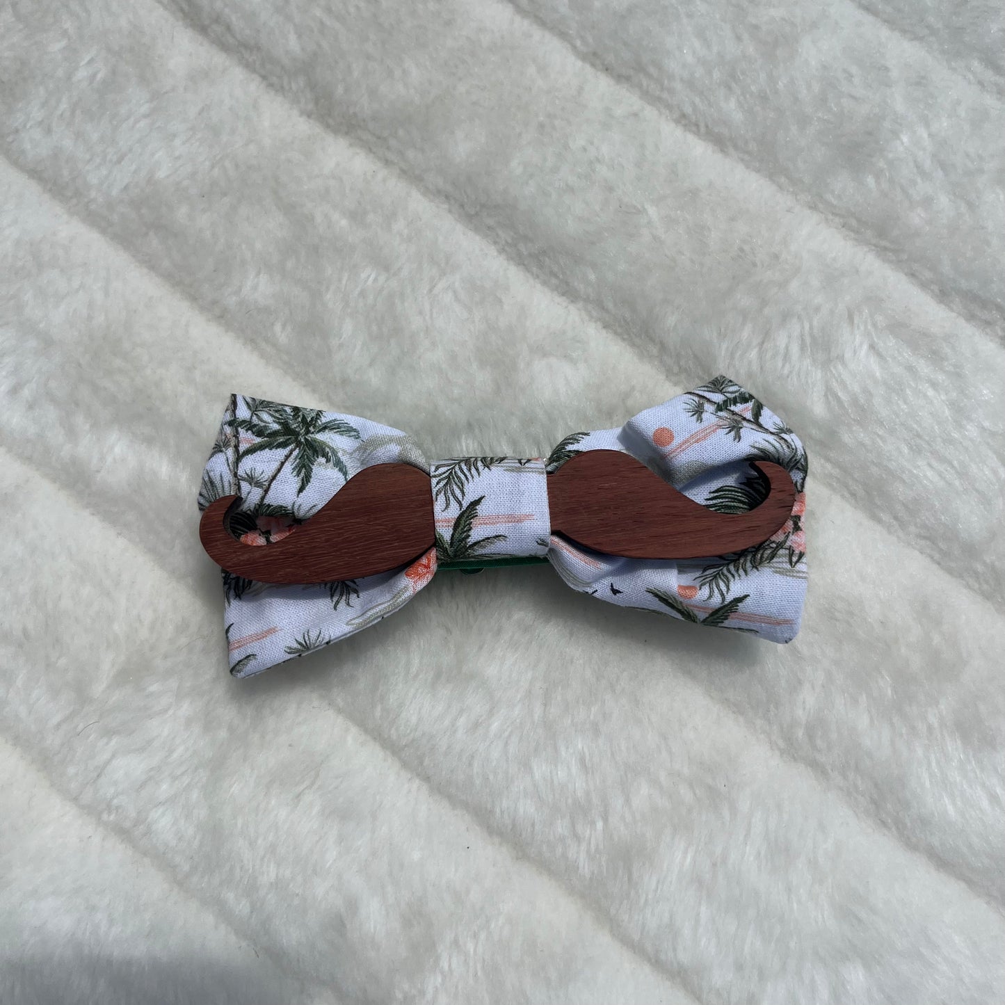 Nœud papillon blanc et bois à motif tropical