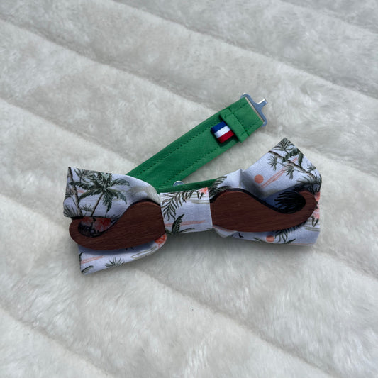 Nœud papillon blanc et bois à motif tropical