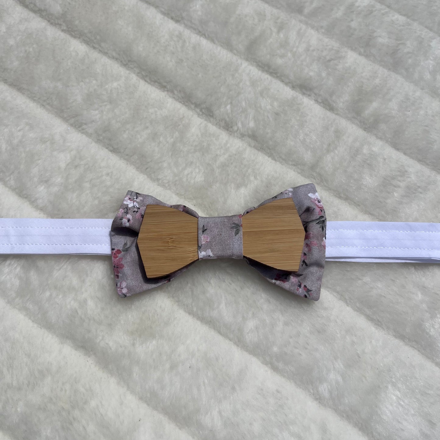 Nœud papillon en bois avec tissu fleuri