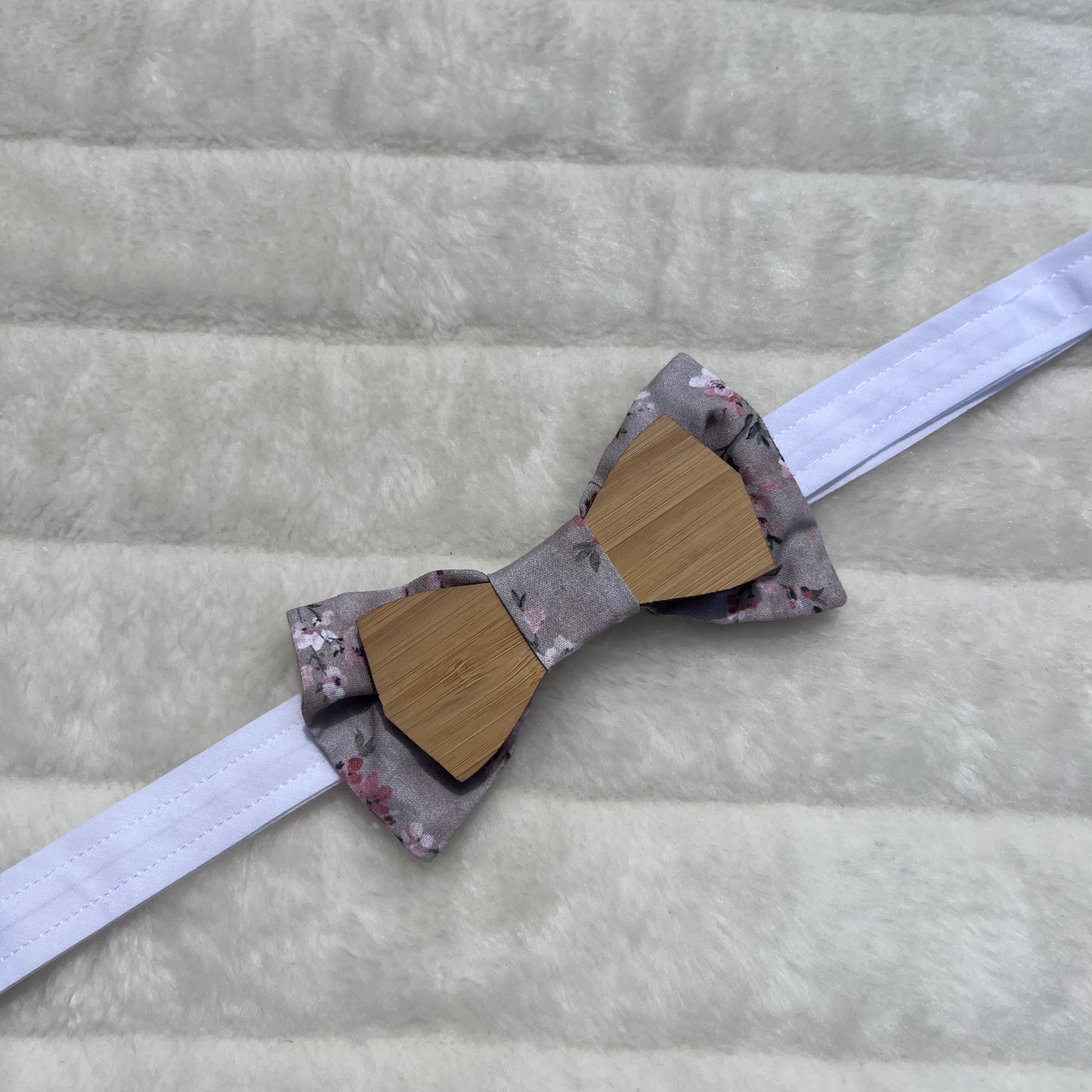 Nœud papillon en bois avec tissu fleuri