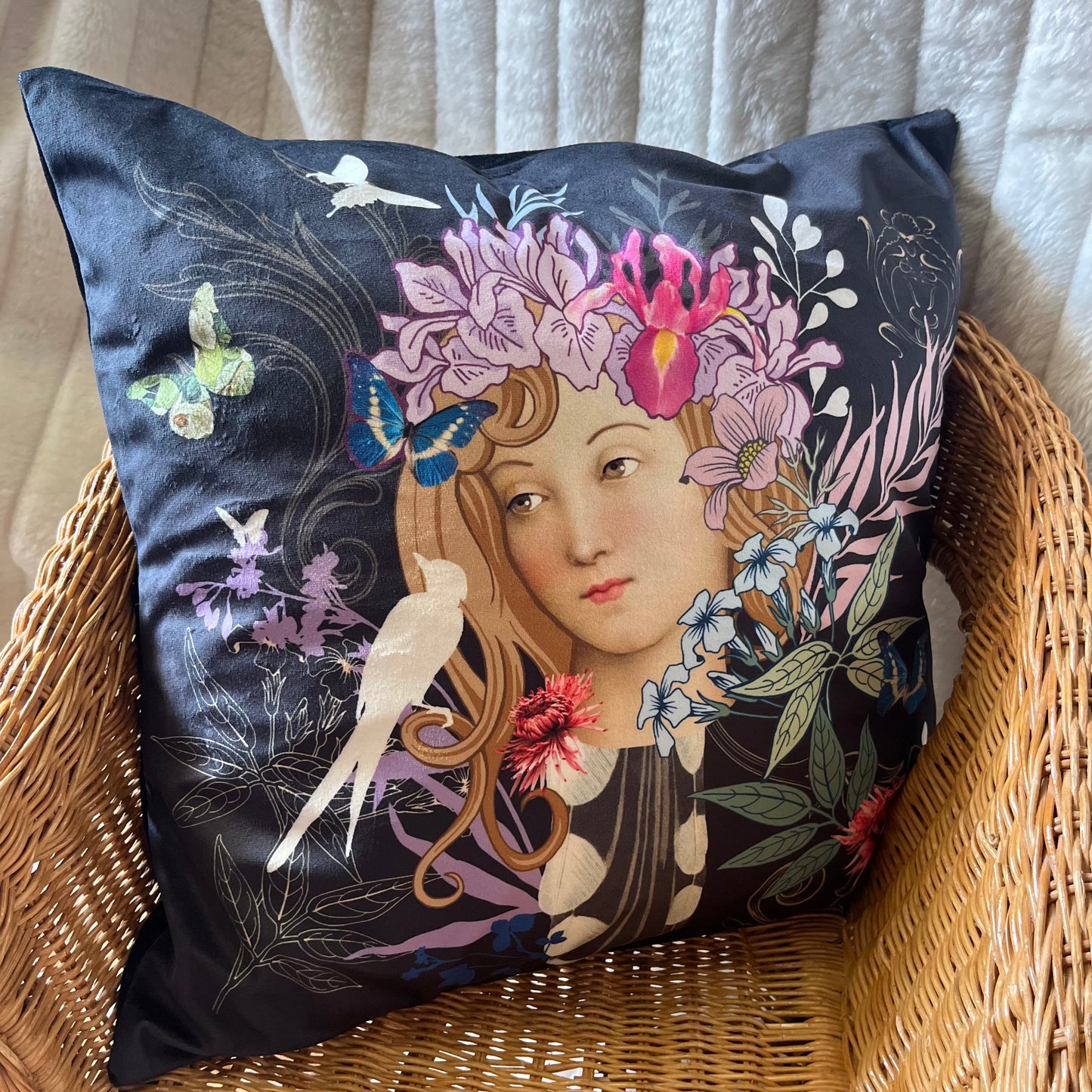 Housse de coussin avec visage de femme et fleurs