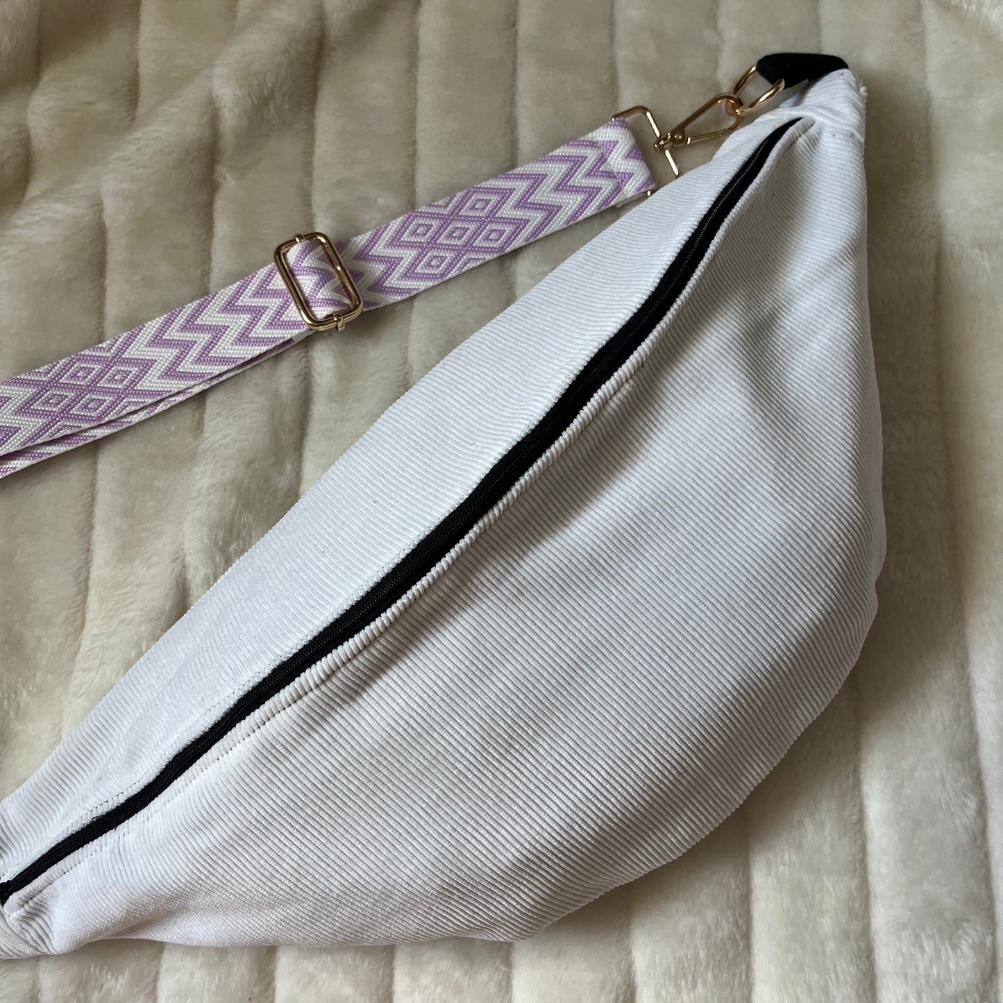 Sac banane XL, velours blanc et sa sangle lilas