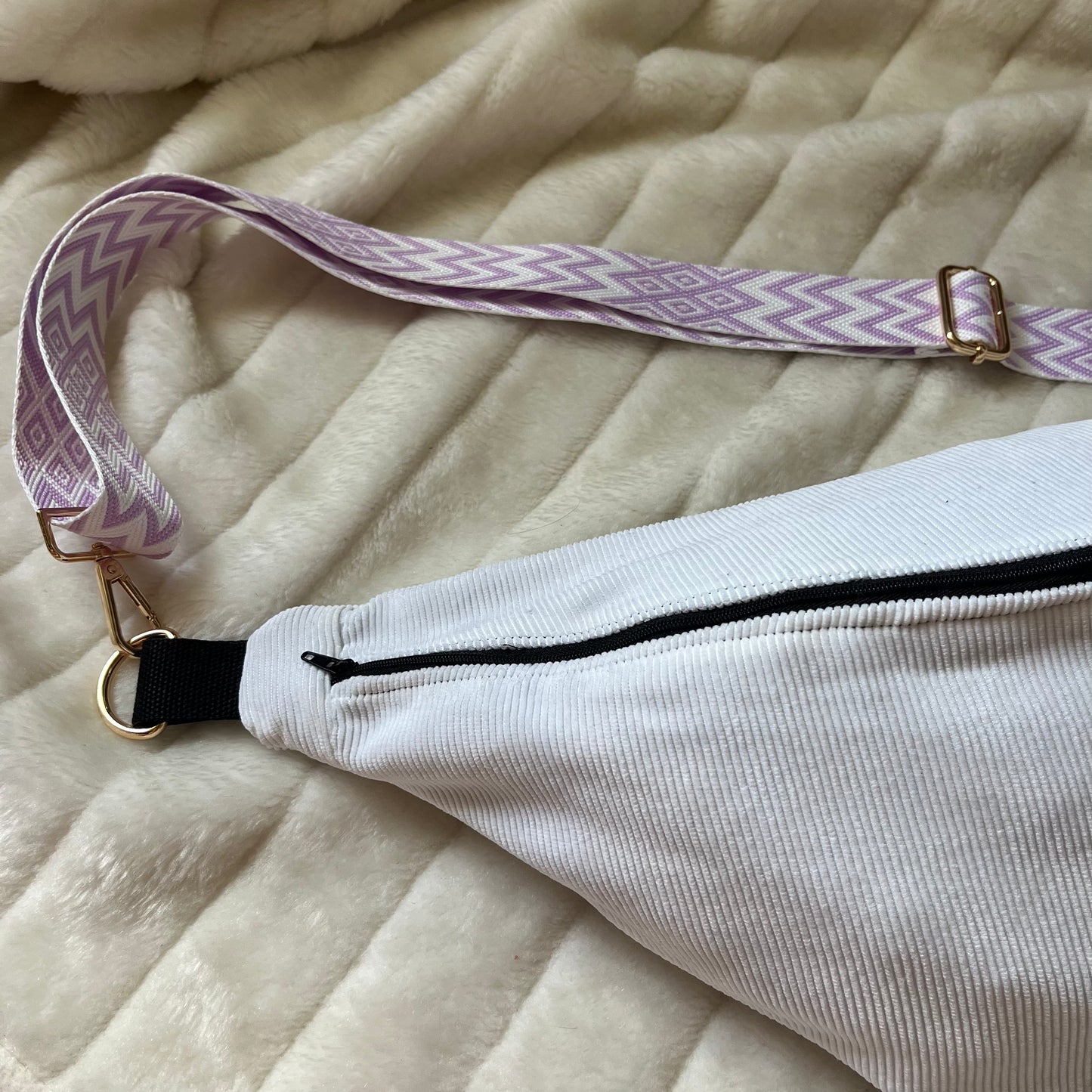 Sac banane XL, velours blanc et sa sangle lilas