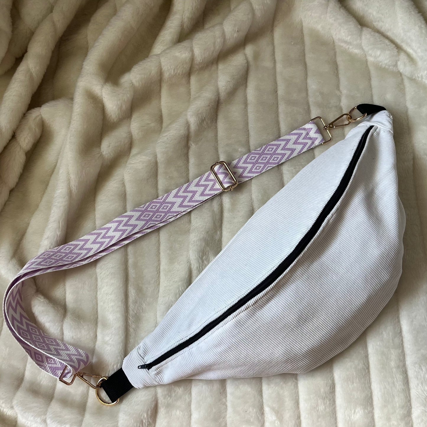 Sac banane XL, velours blanc et sa sangle lilas