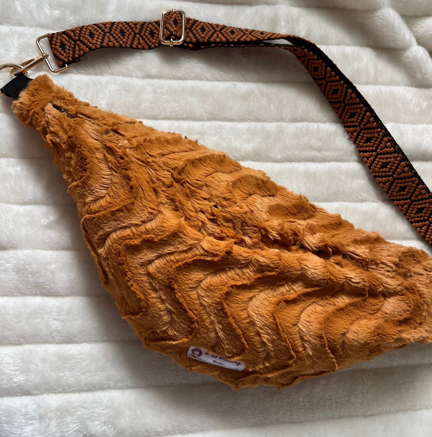 Sac banane XL marron, doux en fausse fourrure, et sa sangle
