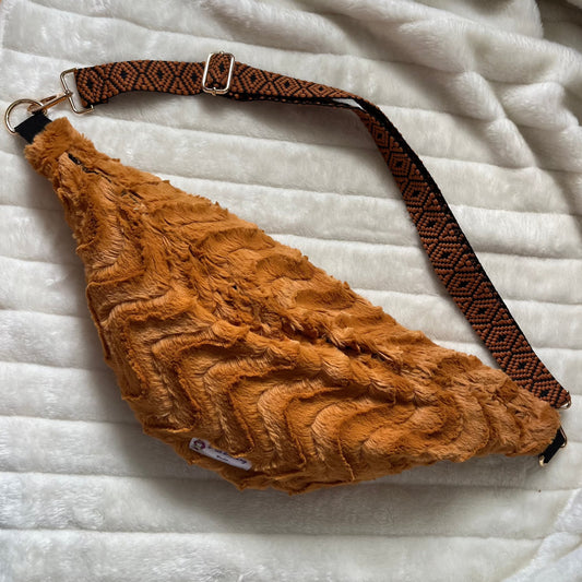 Sac banane XL marron, doux en fausse fourrure, et sa sangle