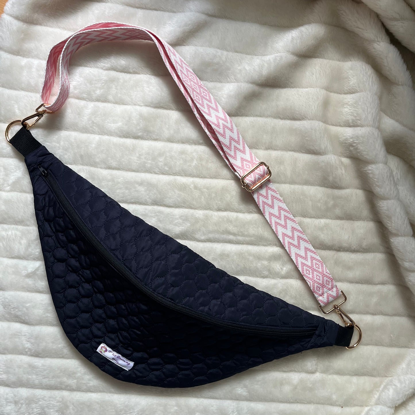 Sac banane XL, matelassé bleu marine et sa sangle rose