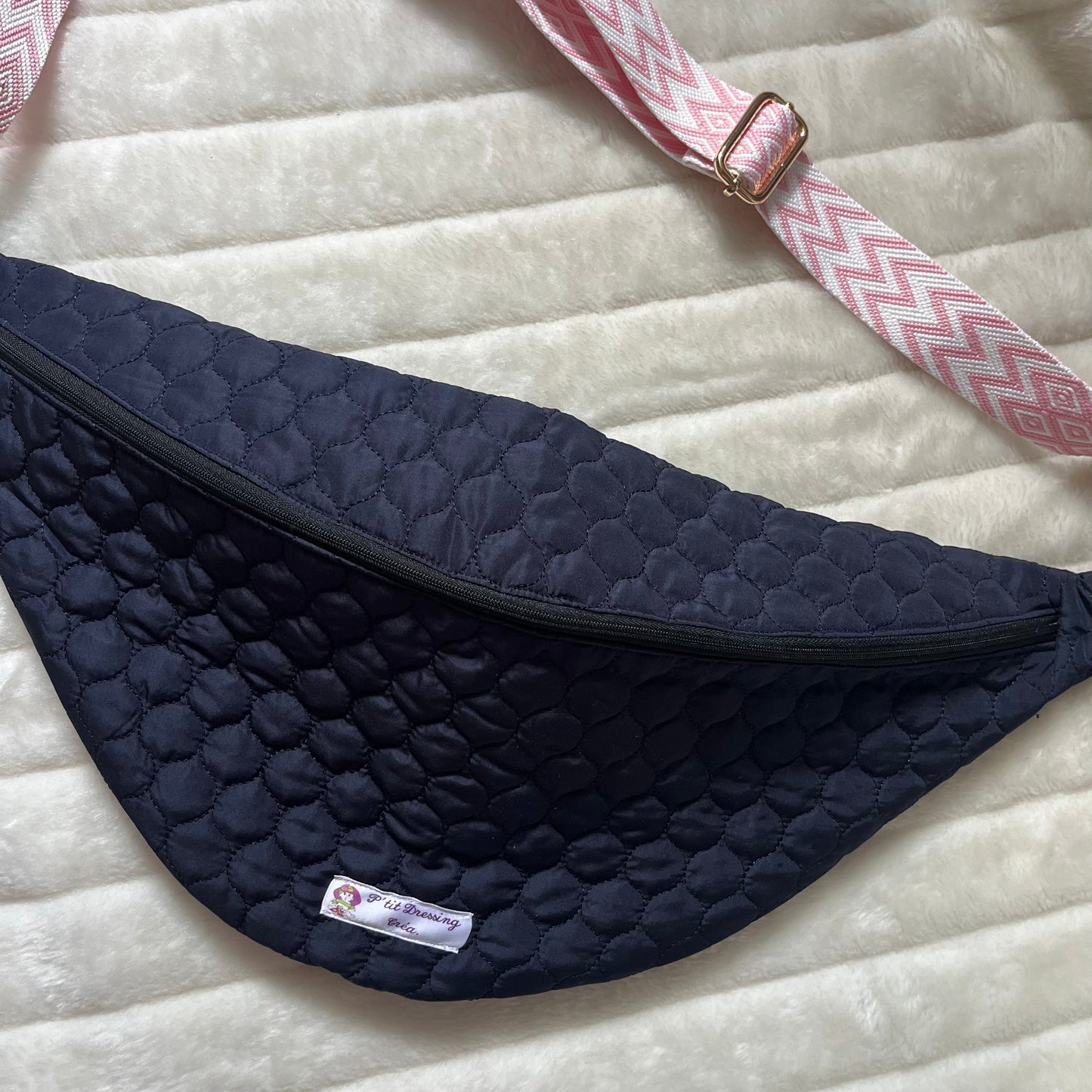 Sac banane XL, matelassé bleu marine et sa sangle rose