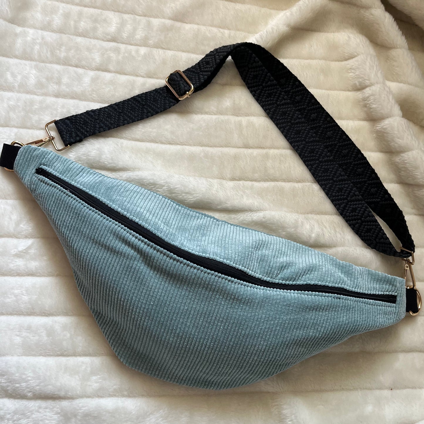 Sac banane XL, velours bleu clair et sa sangle marine