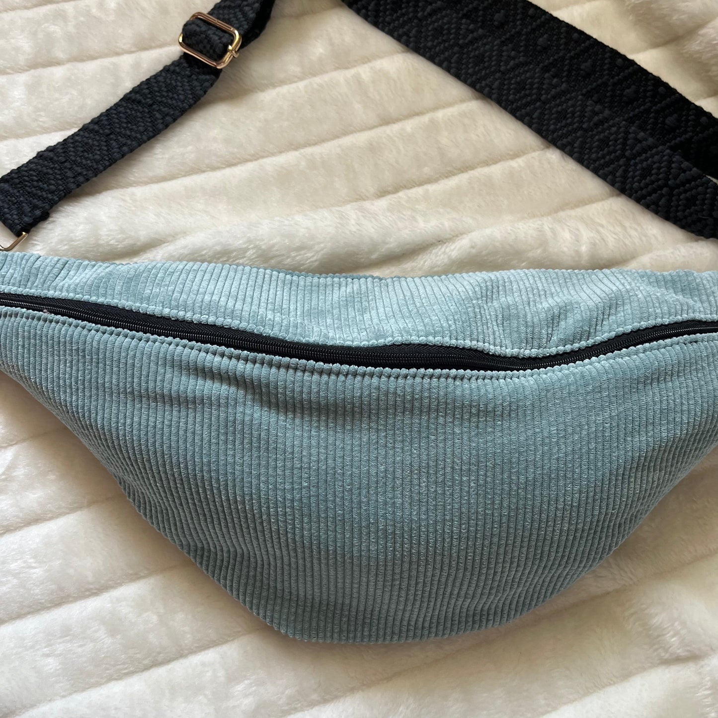 Sac banane XL, velours bleu clair et sa sangle marine