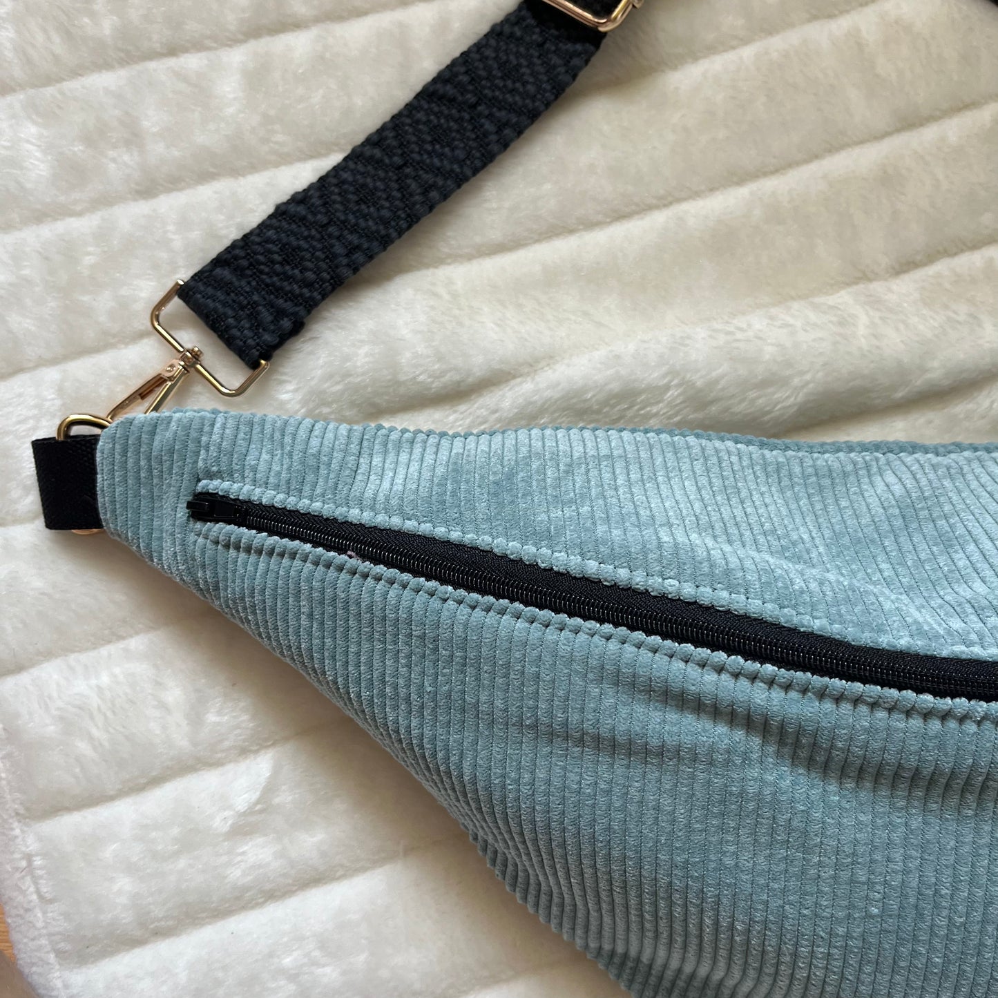 Sac banane XL, velours bleu clair et sa sangle marine