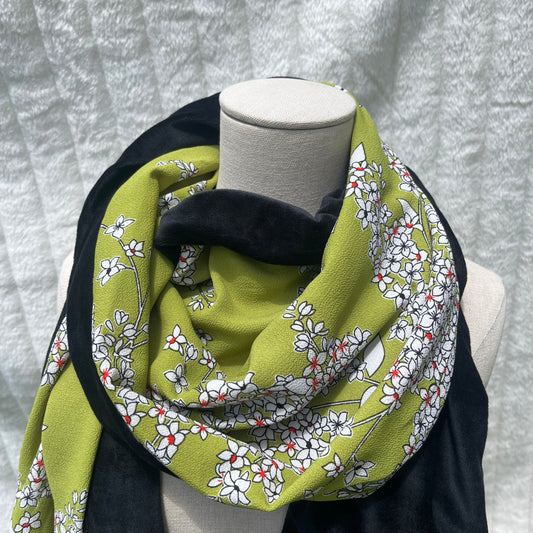 Chèche noir à motif florale vert