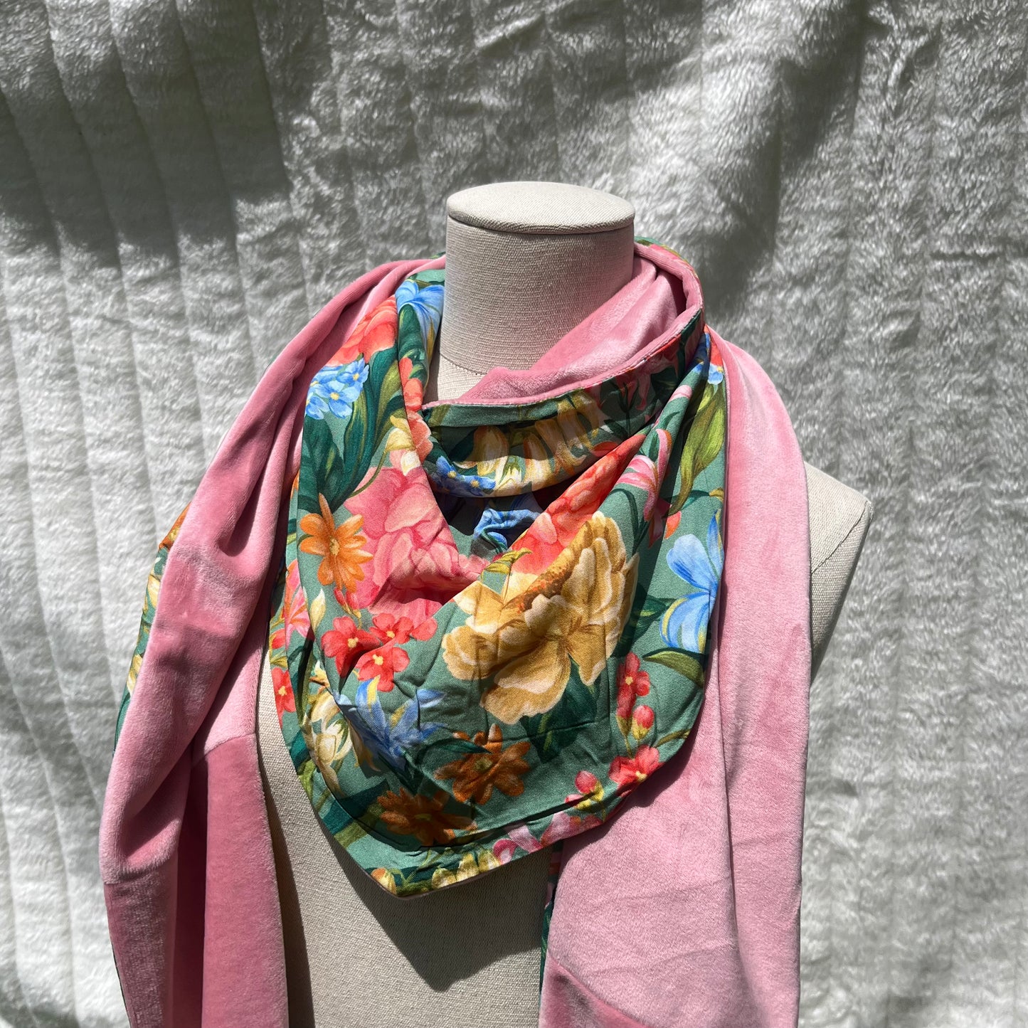 Chèche rose à motif florale