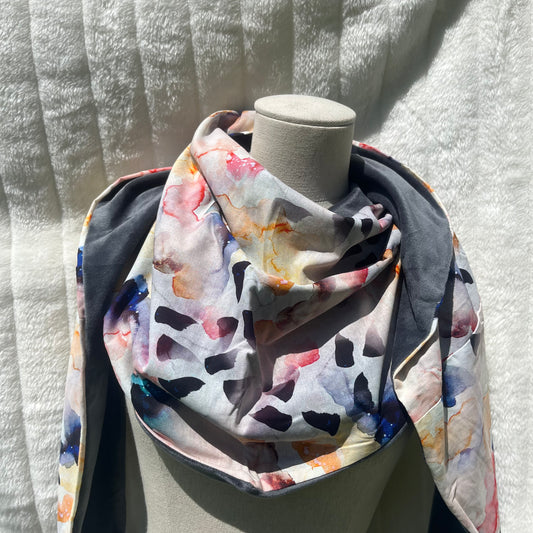 Chèche gris à motifs pastels