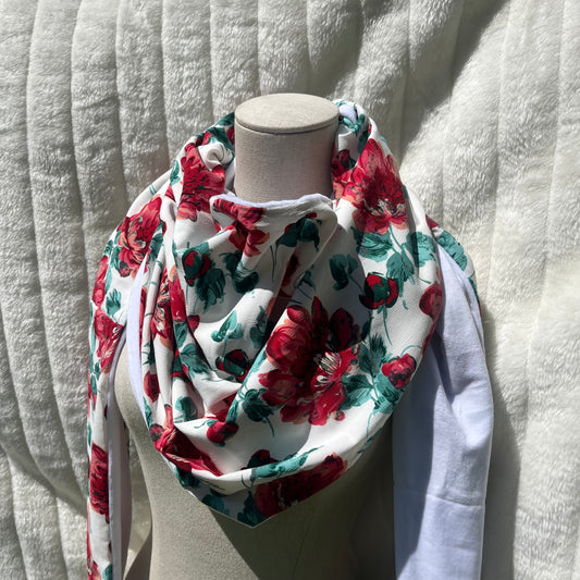 Chèche blanc au motif florale rouge